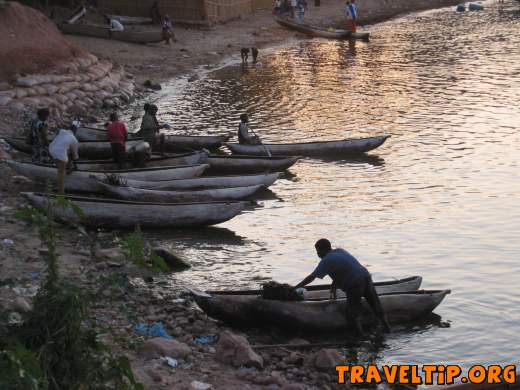 Malawi - Nkhata Bay - Nkhata Bay Chikale Beach - Fishermen on Lake Malawi